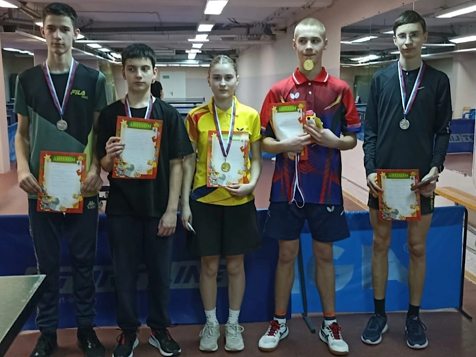 Юные теннисисты сыграли в честь праздника