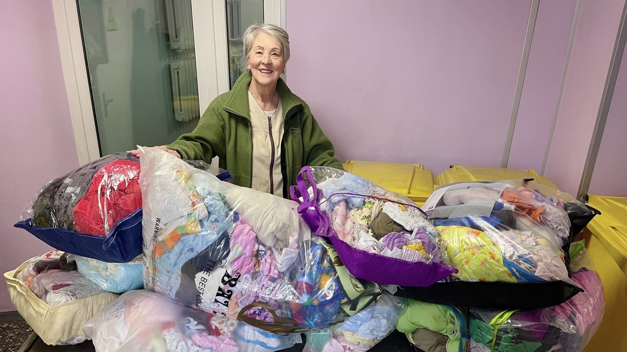 Выборжцы оказывают вещевую помощь младенцам, многодетным, пожилым