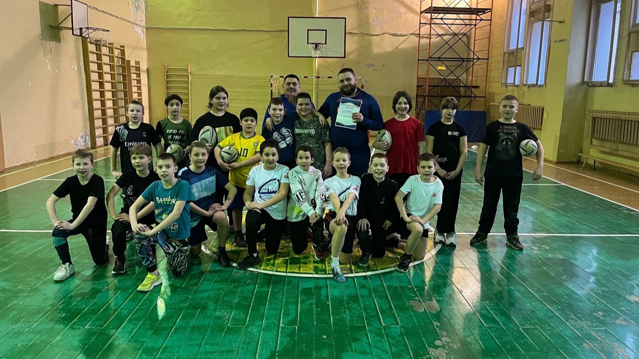 Мастер спорта провёл тренировку для начинающих регбистов из Выборгского района