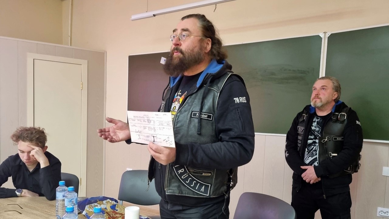 Протоиерей Вячеслав Харинов знакомит молодёжь с поисковой деятельностью