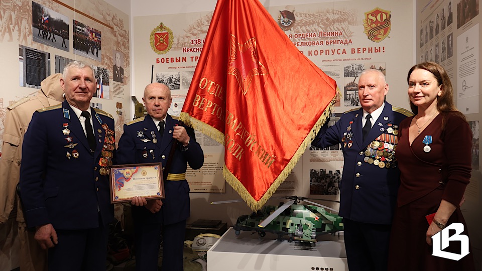 Лучший подарок девушке на 23 февраля — модель вертолёта