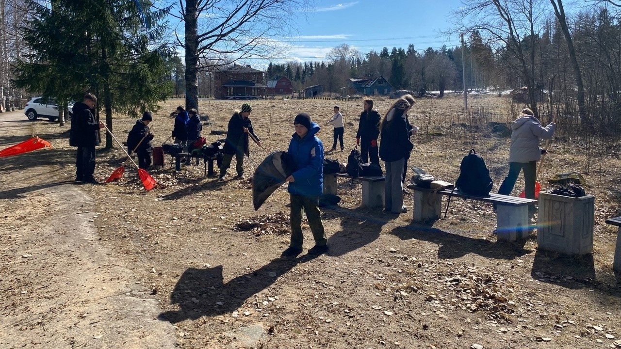 Лесогорские школьники навели порядок на братском захоронении