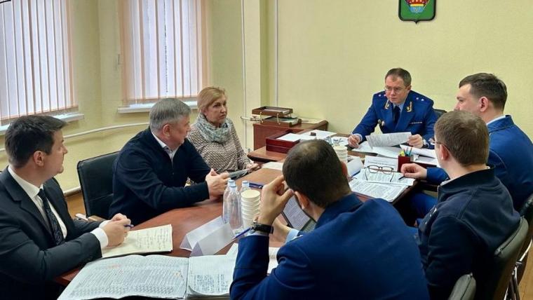 Выборжцы лично пожаловались областному прокурору 