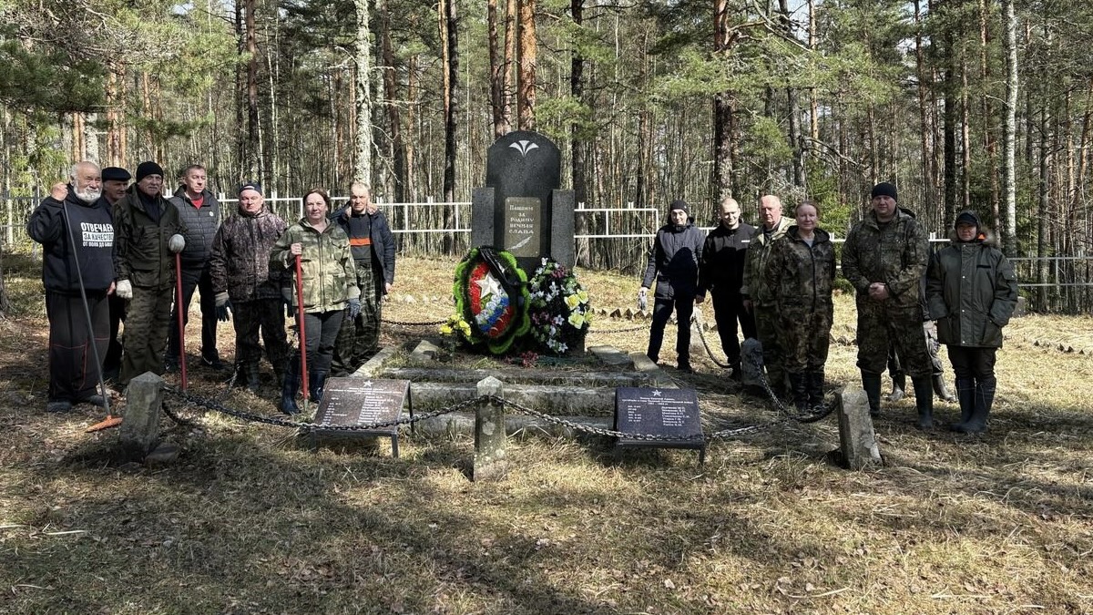 Выборгские лесники провели субботник на одном из воинских захоронений