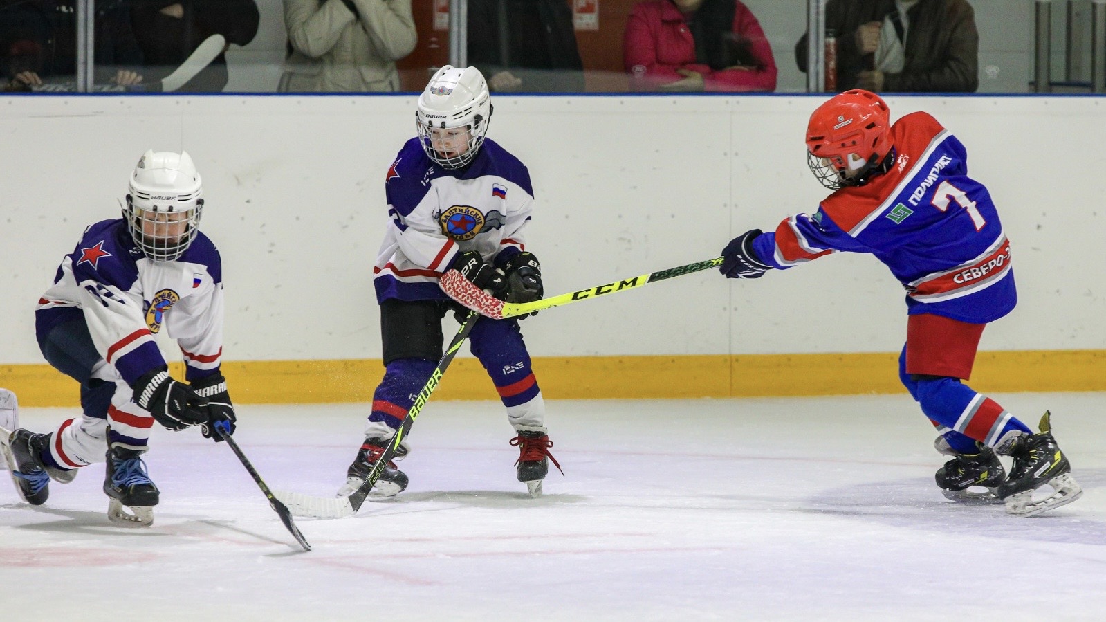 Мальчишки-хоккеисты скрестили клюшки на выборгском льду