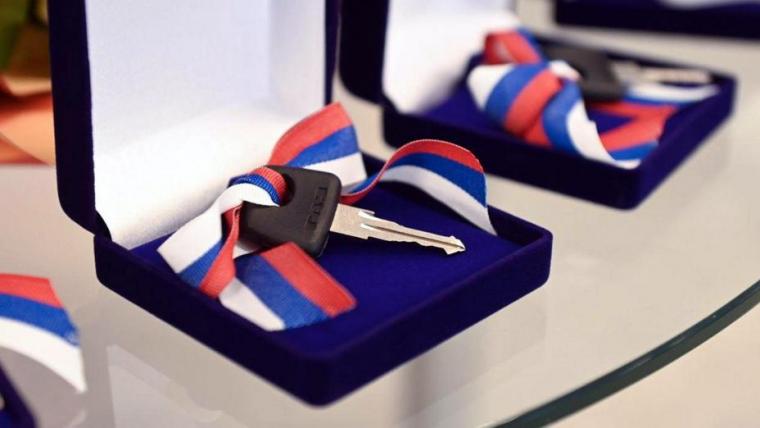 Пять многодетных семей Ленобласти получили ключи от микроавтобусов