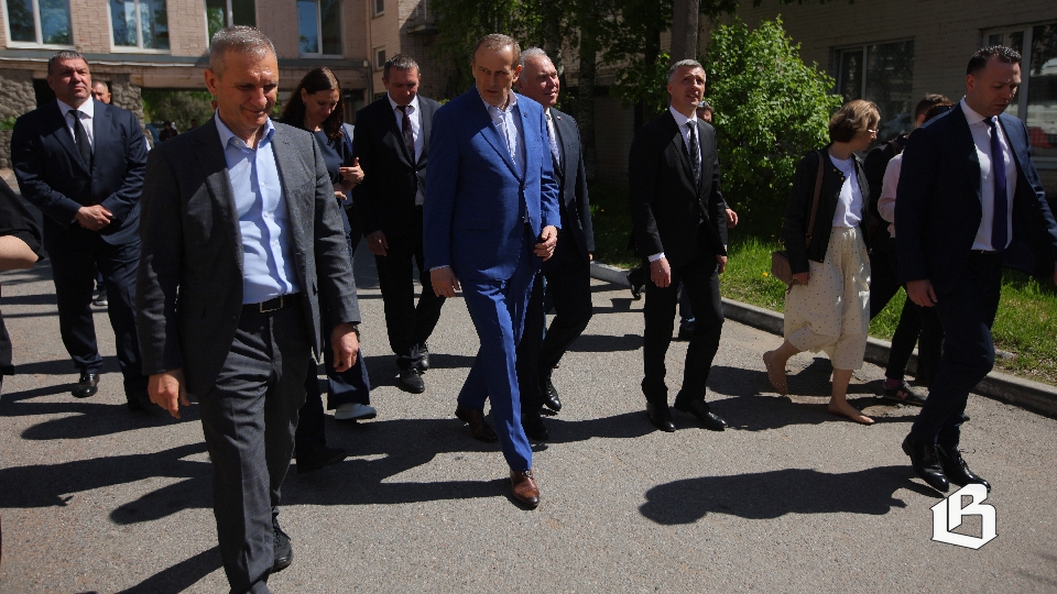 Руководитель 47 региона отдал должное  стражам рубежей Отечества и людям в белых халатах