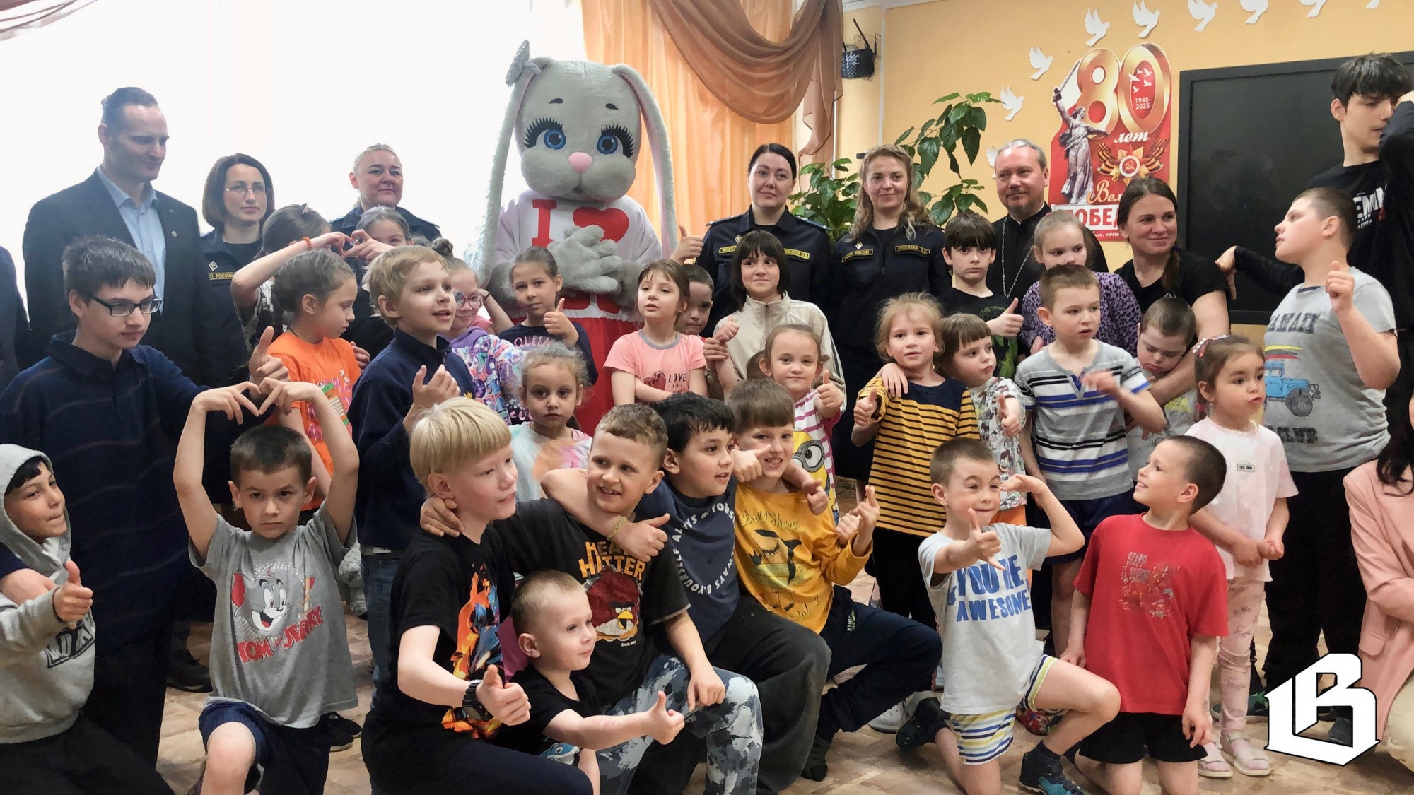 Выборгские судебные приставы поздравили воспитанников КЦСОН с Днём защиты детей