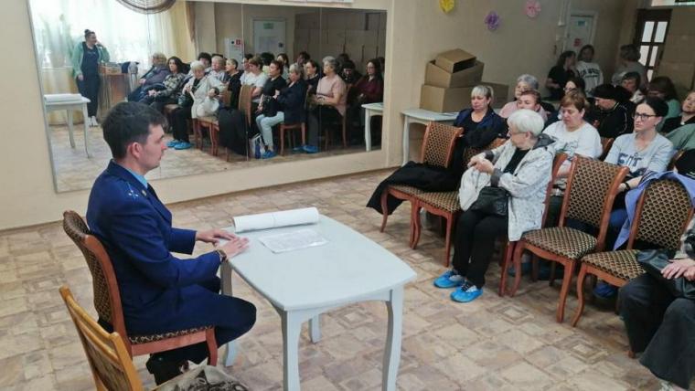 Работники выборгской прокуратуры пришли к пожилым с разъяснениями