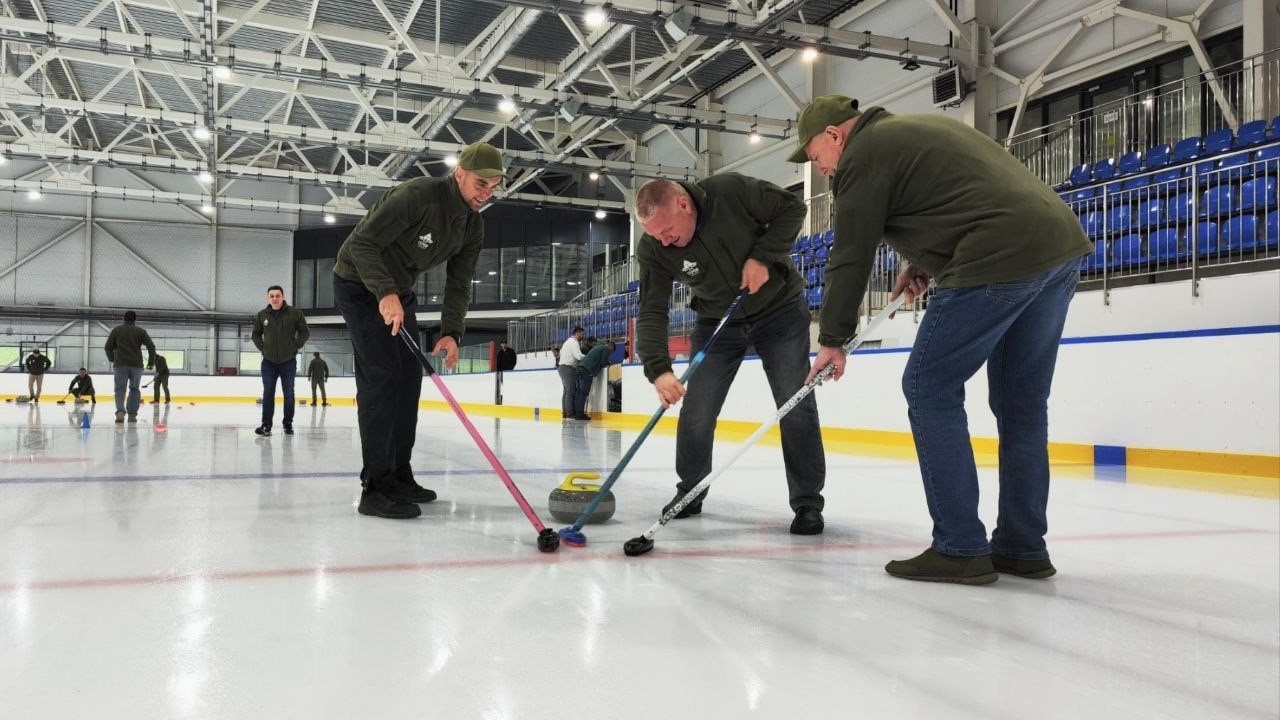 Герои сыграли в кёрлинг