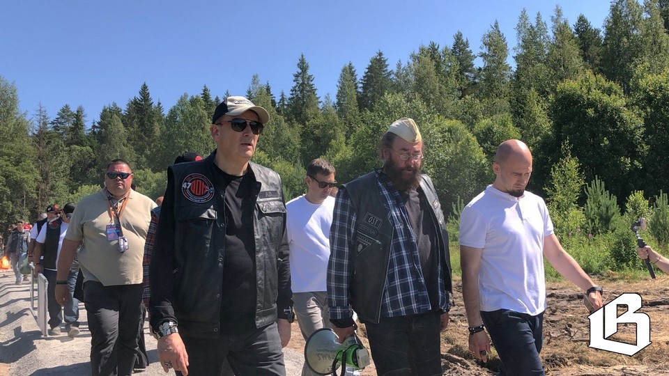 Байкеры со всей страны привезли на «Поле Пасхина» под Выборгом землю с мест сражений