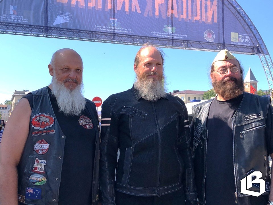 Байкеры со всей страны привезли на «Поле Пасхина» под Выборгом землю с мест сражений