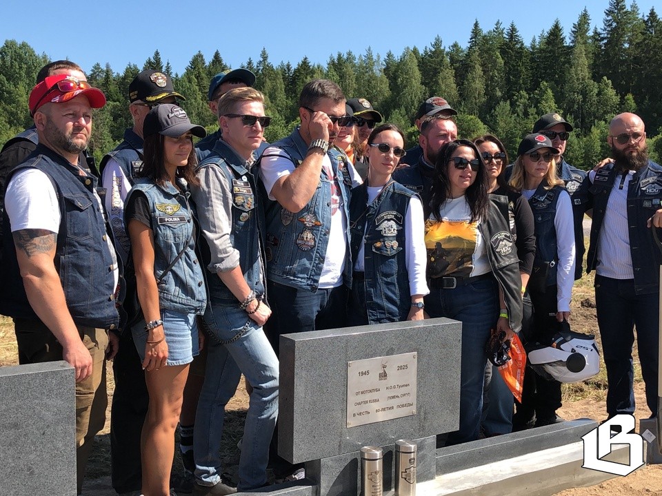 Байкеры со всей страны привезли на «Поле Пасхина» под Выборгом землю с мест сражений