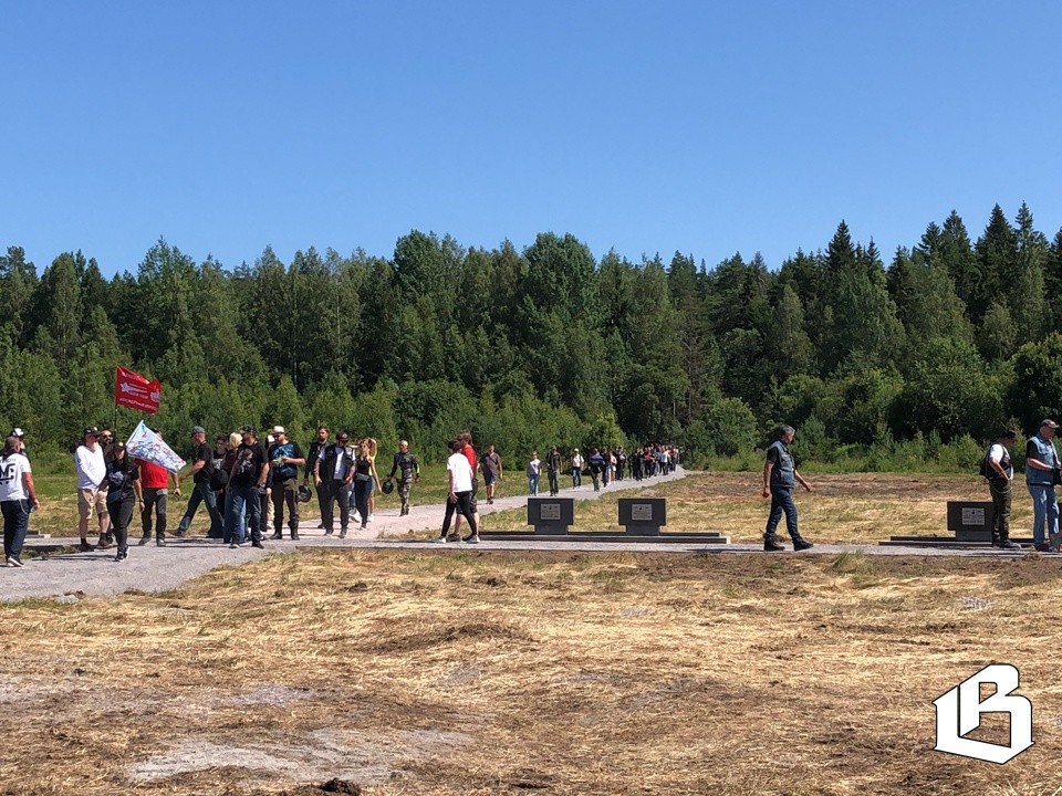 Байкеры со всей страны привезли на «Поле Пасхина» под Выборгом землю с мест сражений