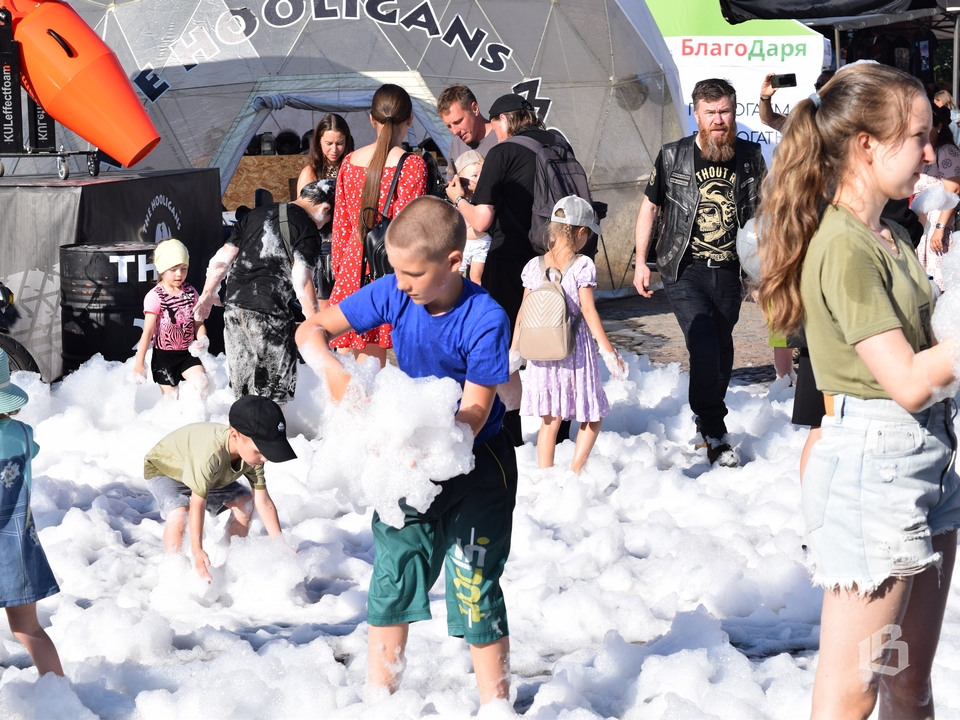 Дети в восторге от пенного шоу