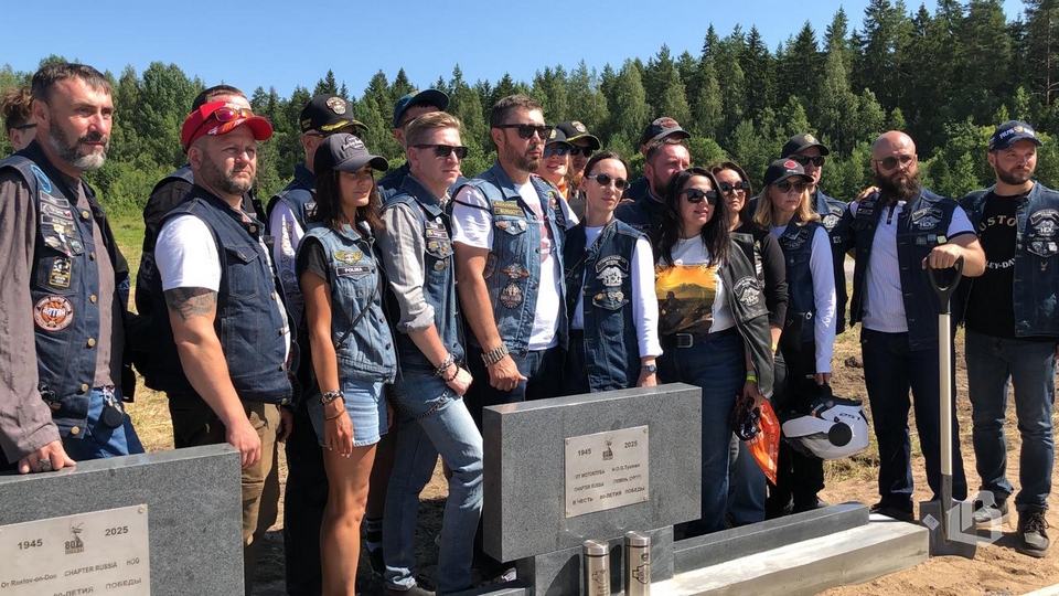 Делегации разных регионов возле стелы своего мотоклуба