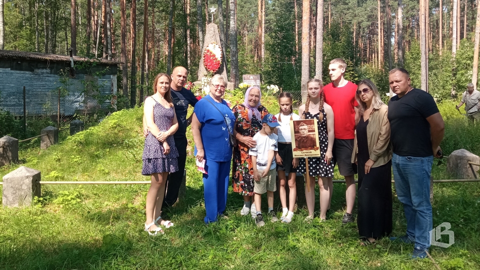 Антонина Назарова, её дети и внуки впервые побывали на могиле дорогого их сердцу человека