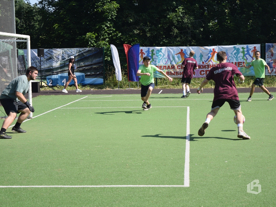 Юноши и девушки сражались на спортивной арене в Кондратьево
