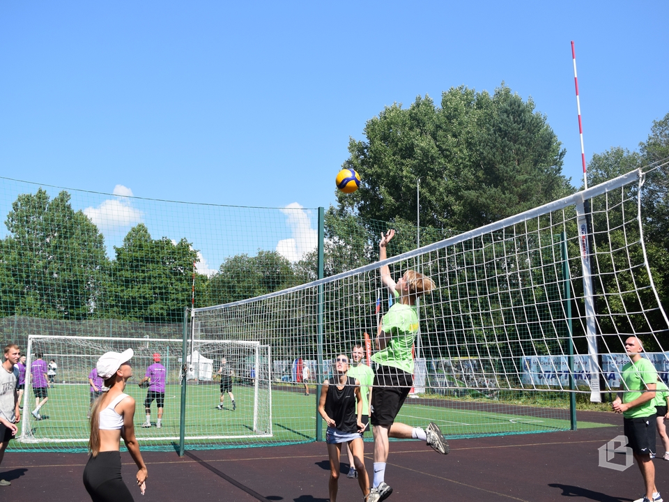 Юноши и девушки сражались на спортивной арене в Кондратьево