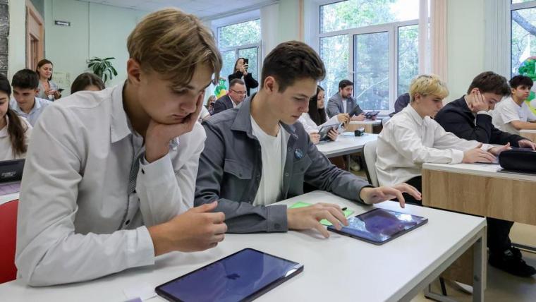 Мобильный компьютерный класс появился в школе поселка Каменка