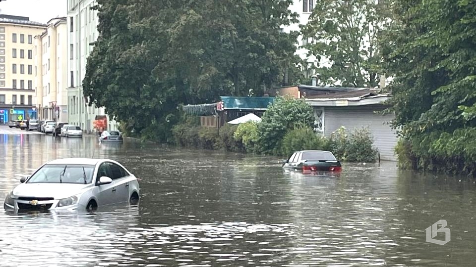 Фото: ночной ливень в Выборге превратил улицы в реки