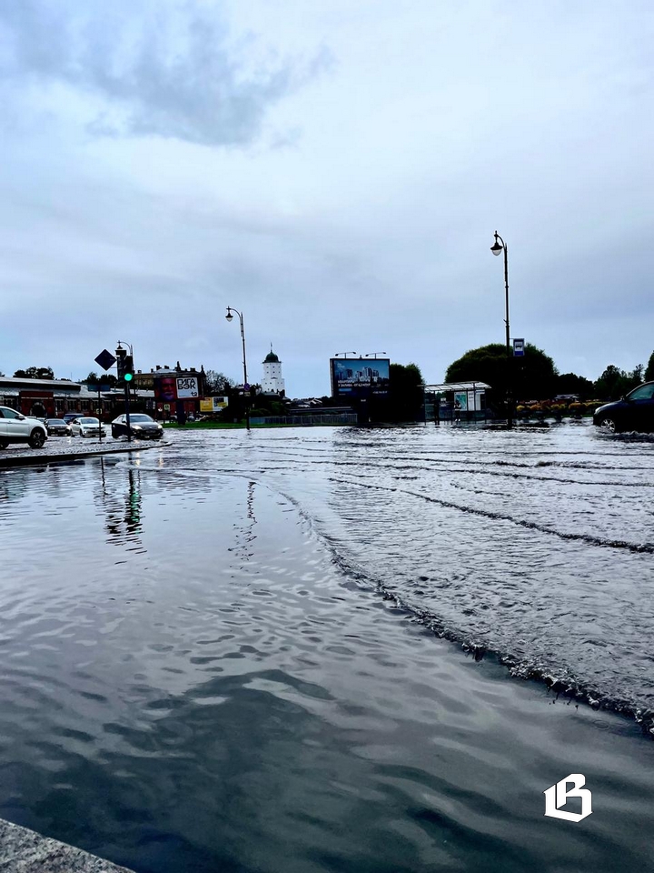 Фото: ночной ливень в Выборге превратил улицы в реки