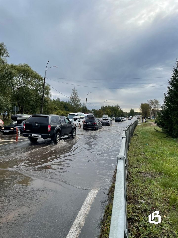 Фото: ночной ливень в Выборге превратил улицы в реки