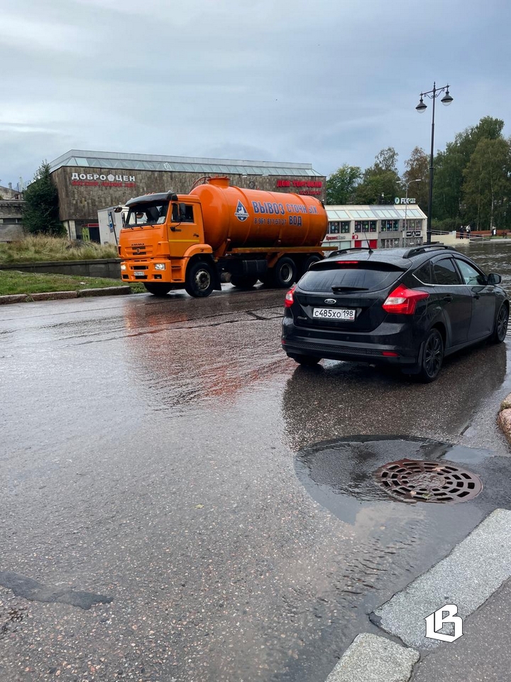 Фото: ночной ливень в Выборге превратил улицы в реки