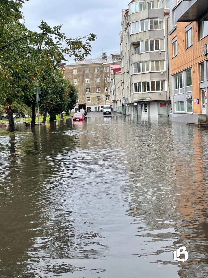 Фото: ночной ливень в Выборге превратил улицы в реки