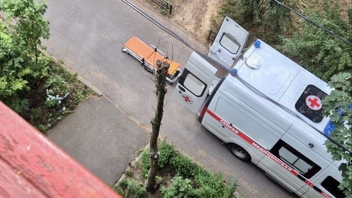 Спасать или переобуваться? Скоропомощники Ленобласти – об отношении к бахилам