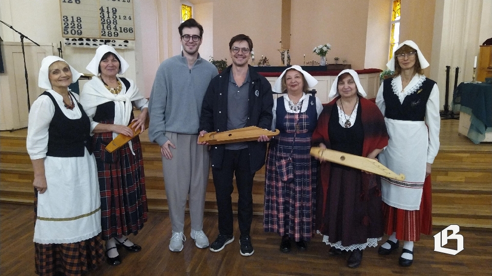 Как новосибирцев научили в Выборге играть на кантеле