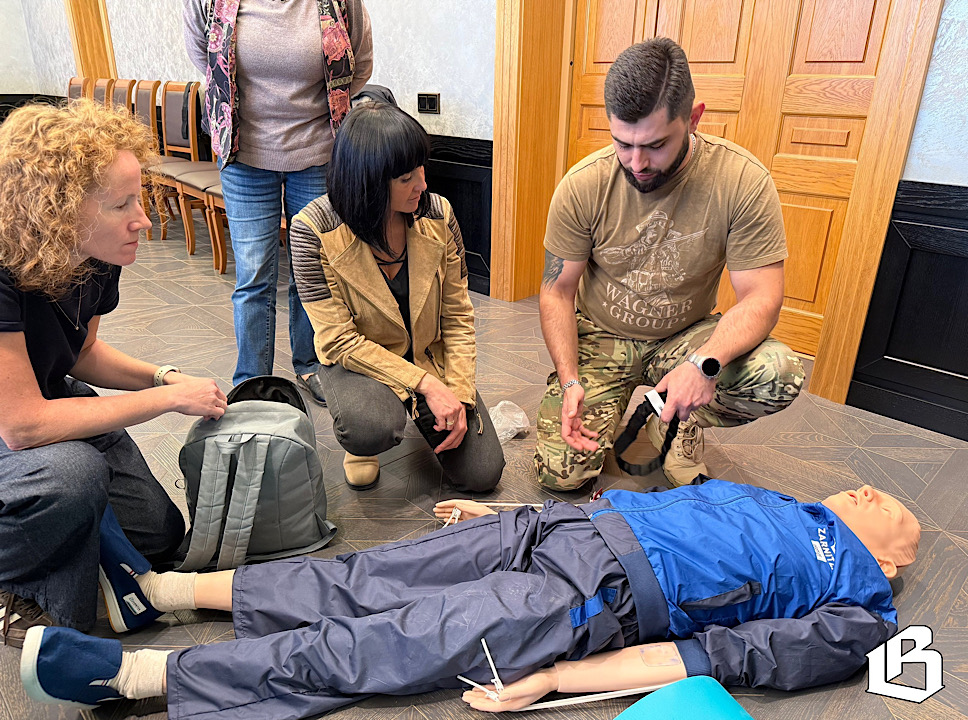 В Заксобрании Ленобласти журналистов обучали спасению жизней