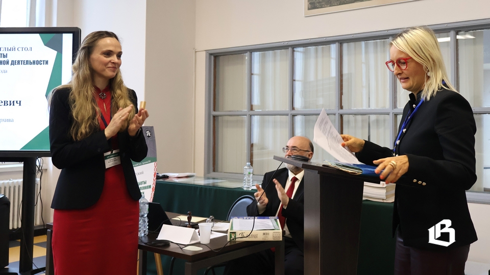 Меценат Любовь Зирченко передала директору ЛОГАВ Юлии Крипатовой 49 бесценных документов