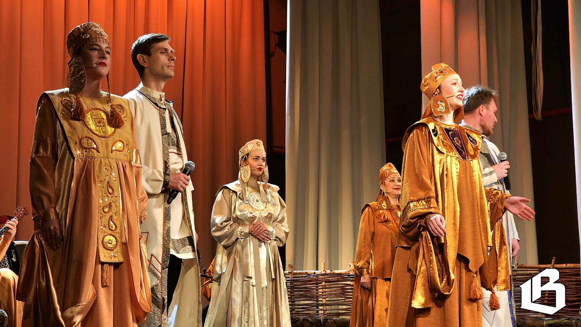 Во Дворце культуры прошёл концерт «Традиции живая нить» ансамбля «Вереск»