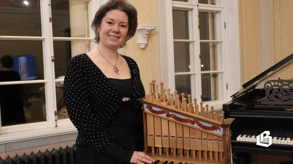 Юлия Глазкова рассказала слушателям о раритетном экземпляре портативного органа, а затем и сыграла на нём