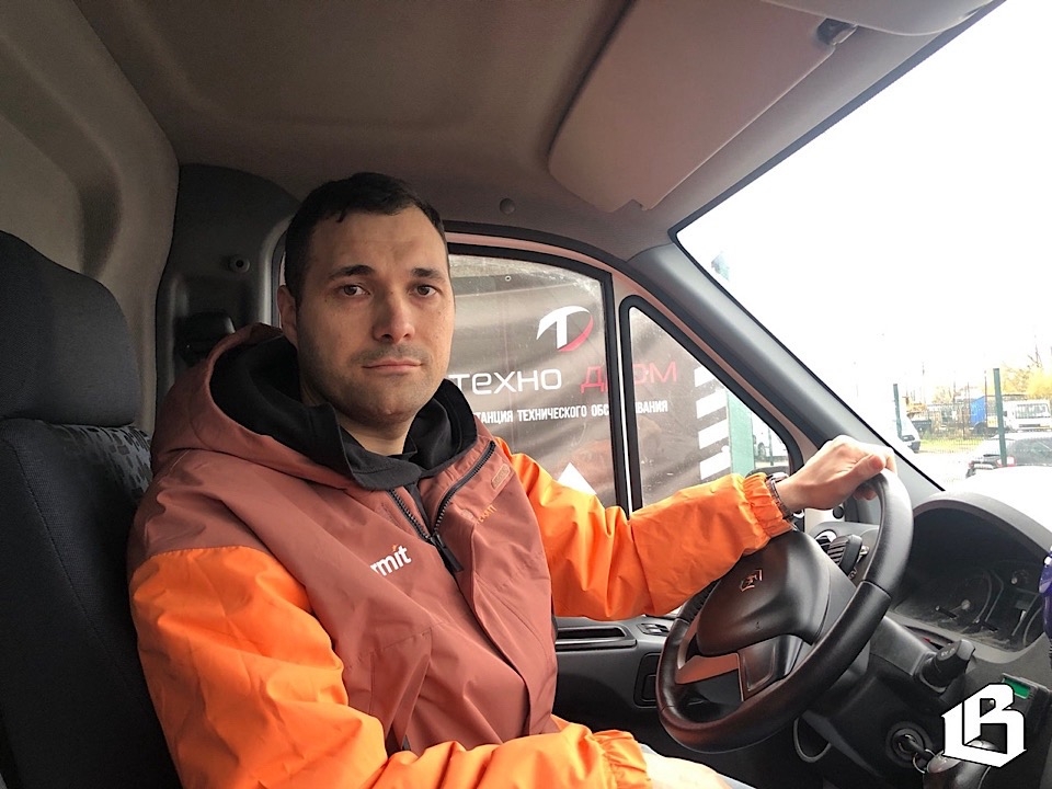 Новая зимняя резина для кареты скорой помощи Выборгского госпиталя