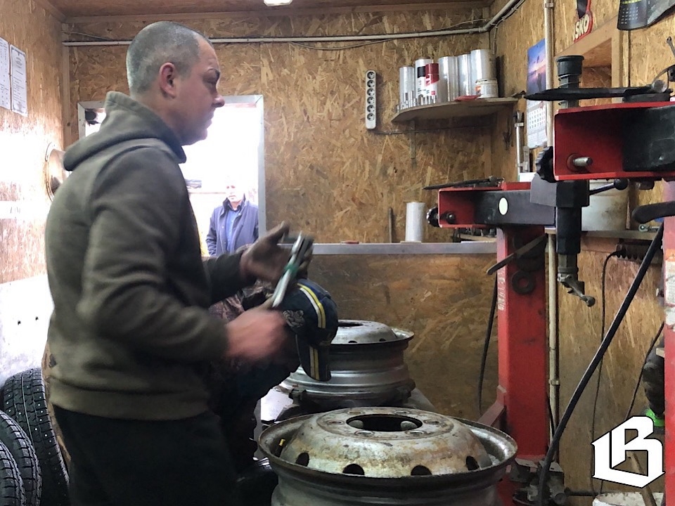 Новая зимняя резина для кареты скорой помощи Выборгского госпиталя