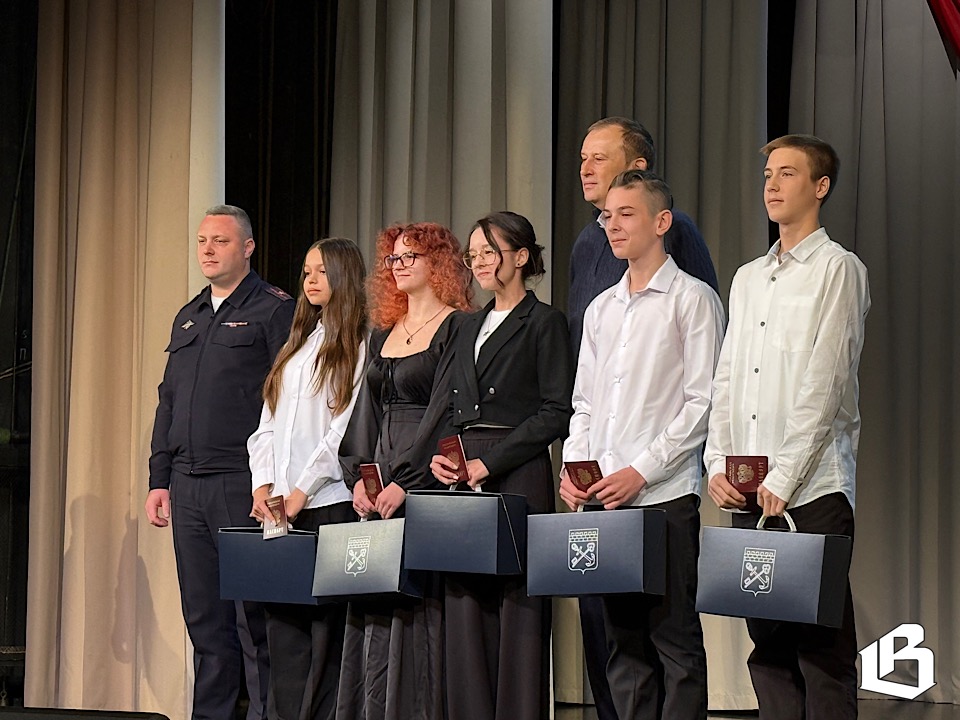 Губернатор Дрозденко в Выборге: праздник единства, дань памяти, чествование героев