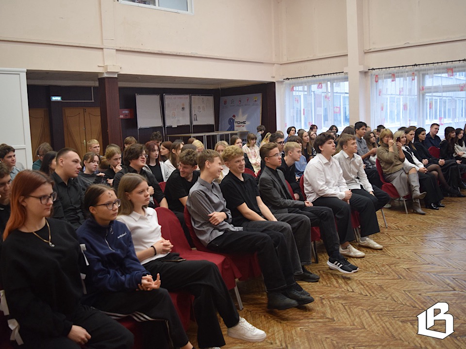 Сцена позволила школьникам посмотреть на себя со стороны