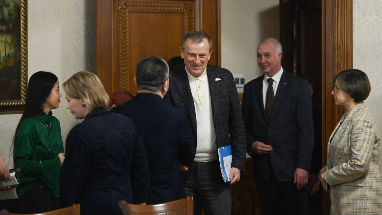 Генконсул Китая в Петербурге получил подарок и обсудил новые проекты с Ленинградской областью