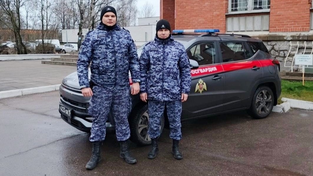 Росгвардейцы спасли замерзающего выборжца 