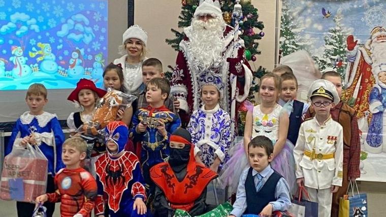 «Новогодняя открытка»: лужские дети ждут волшебников