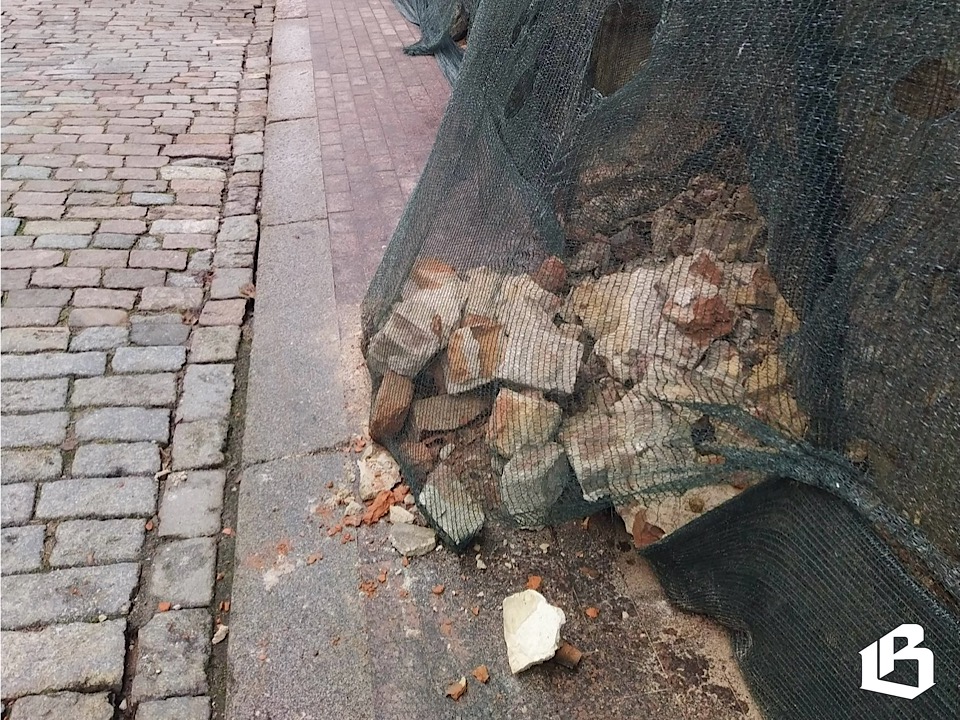 Дом Губернского правления теряет опору