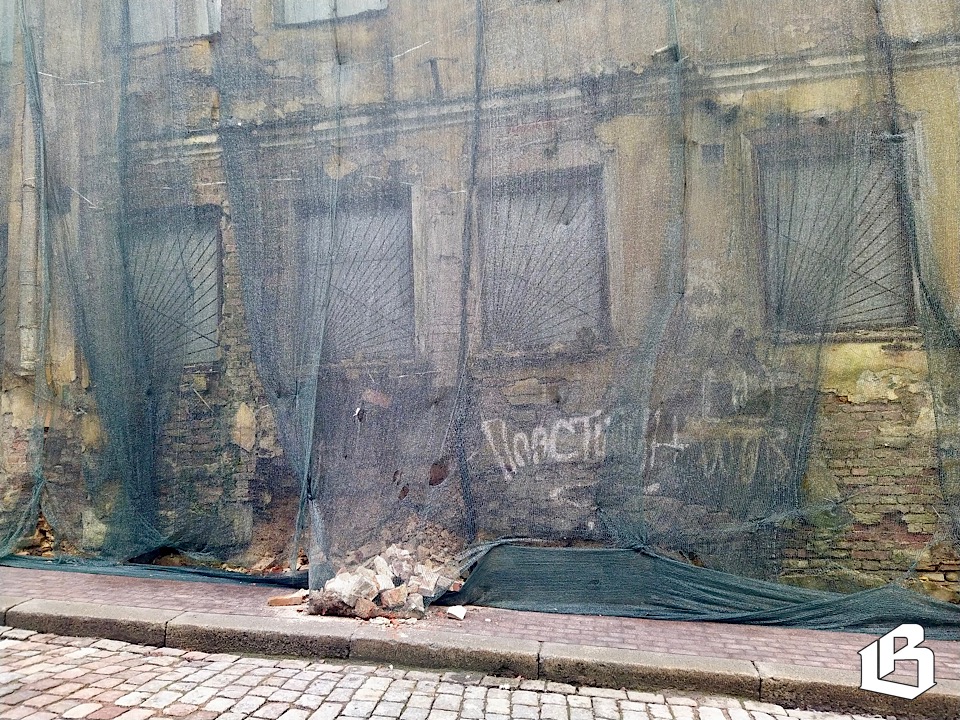 Дом Губернского правления теряет опору