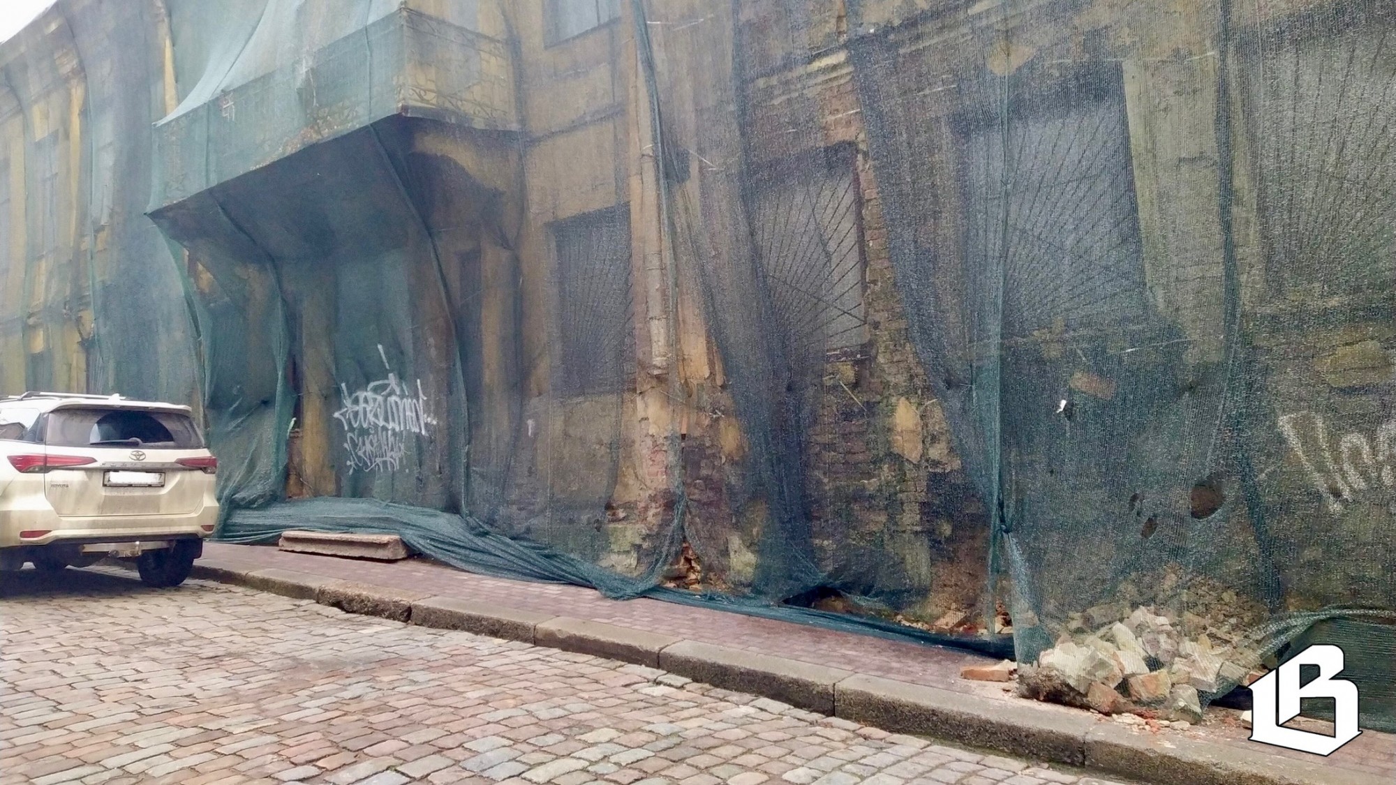 Дом Губернского правления теряет опору