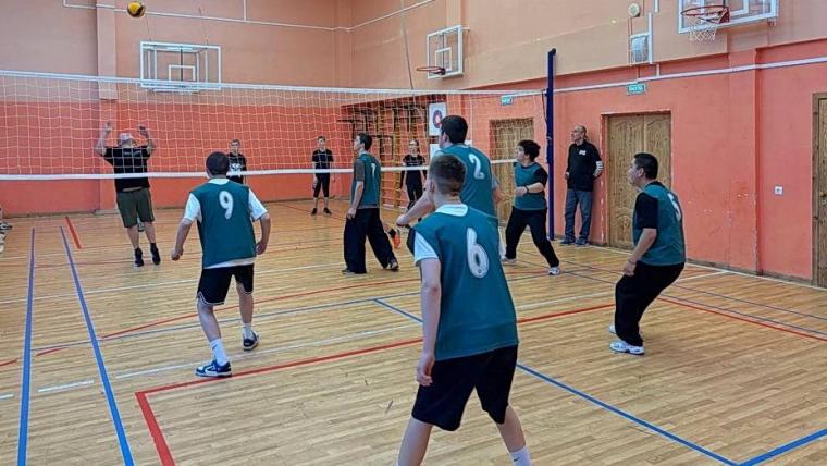 Школьники сразились в волейбол