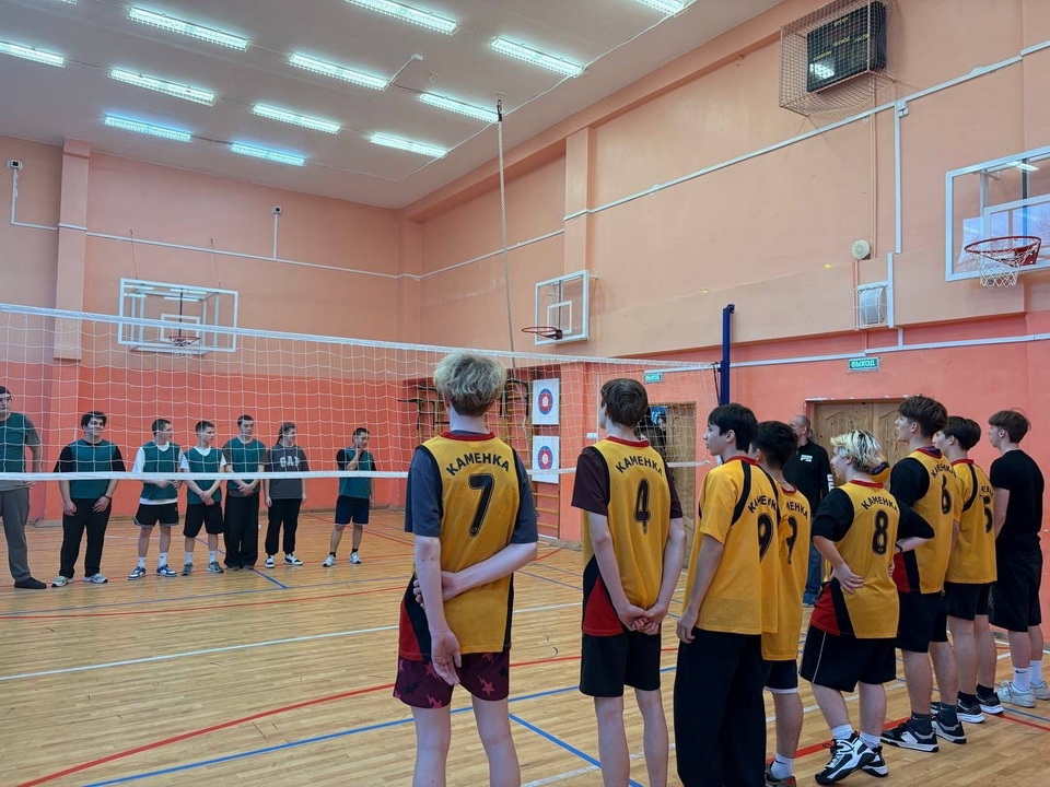 Школьники сразились в волейбол