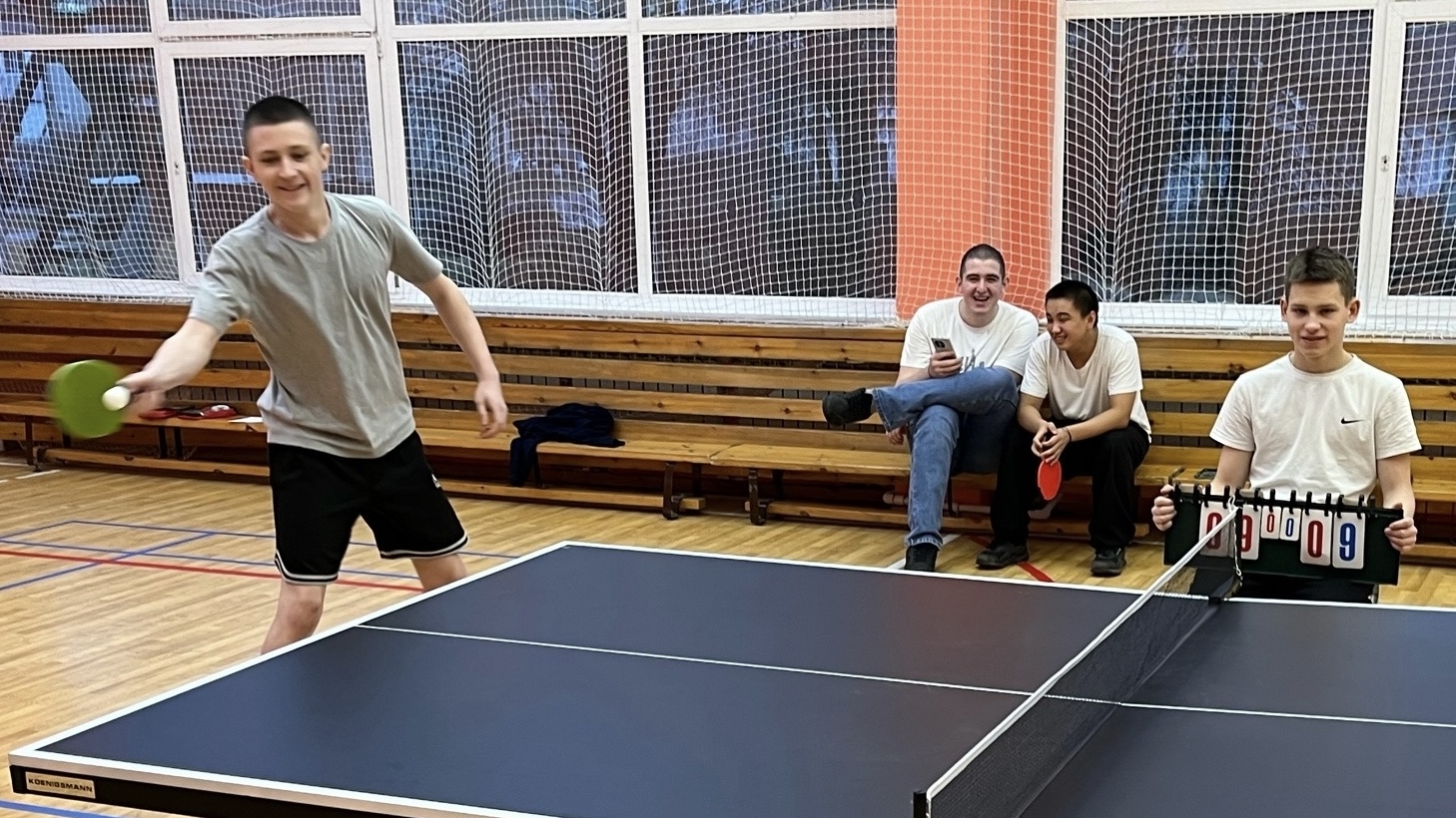 Учителя и ученики проверили силы за теннисным столом 