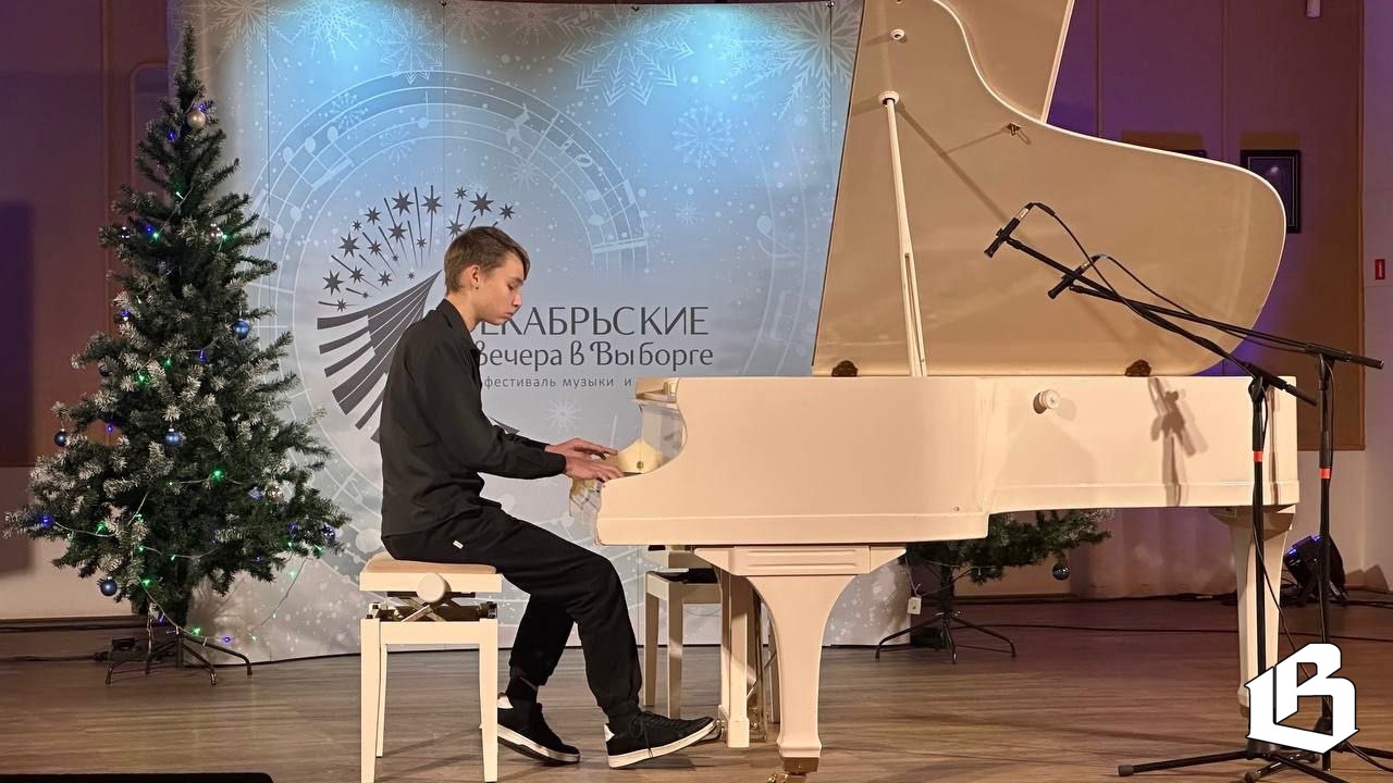 Декабрьские вечера: коснутся руки клавишей рояля