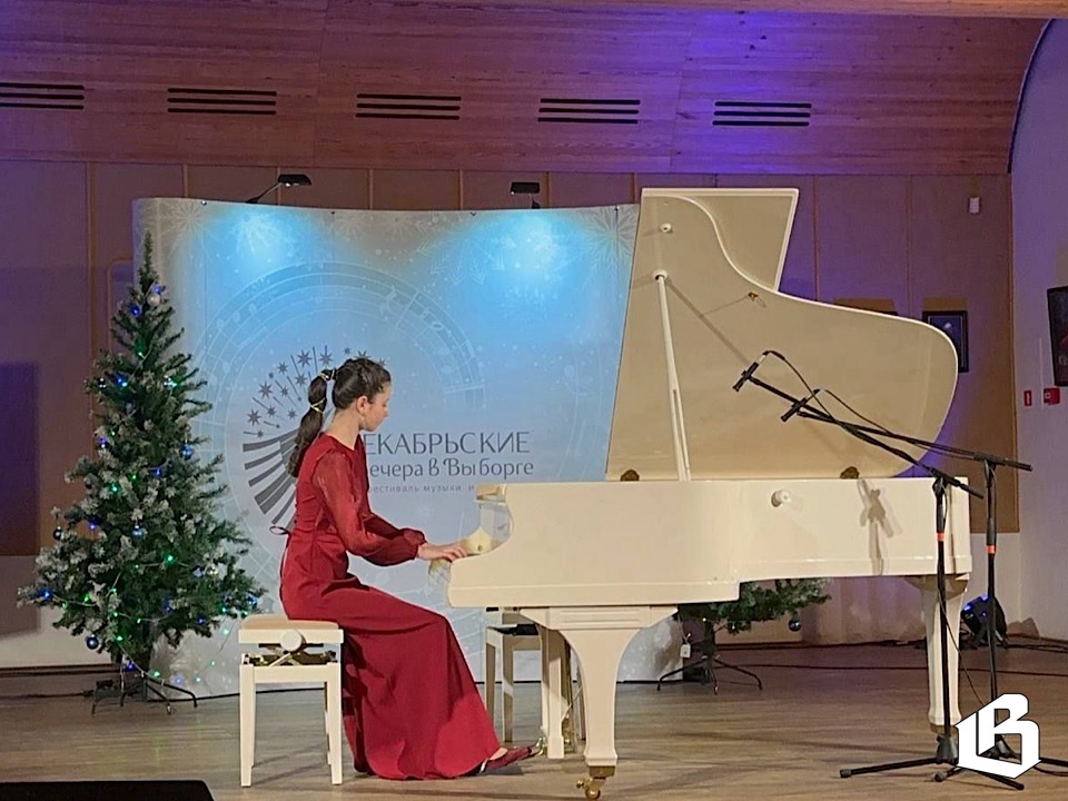 Декабрьские вечера: коснутся руки клавишей рояля